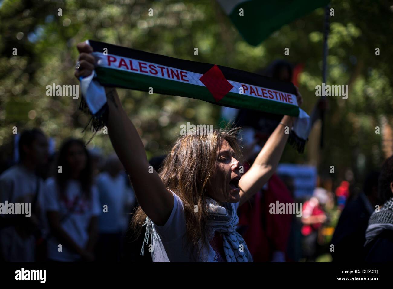 Madrid, Madrid, Espagne. 21 avril 2024. Une femme crie et tient une écharpe palestinienne, lors d'une manifestation pour la Palestine qui a parcouru les rues principales de Madrid, sous le slogan ''arrêtons le génocide en Palestine'', exigeant que le gouvernement espagnol ait le devoir de se conformer à la légalité internationale et d'arrêter le commerce d'armes avec Israël. Crédit : ZUMA Press, Inc/Alamy Live News Banque D'Images