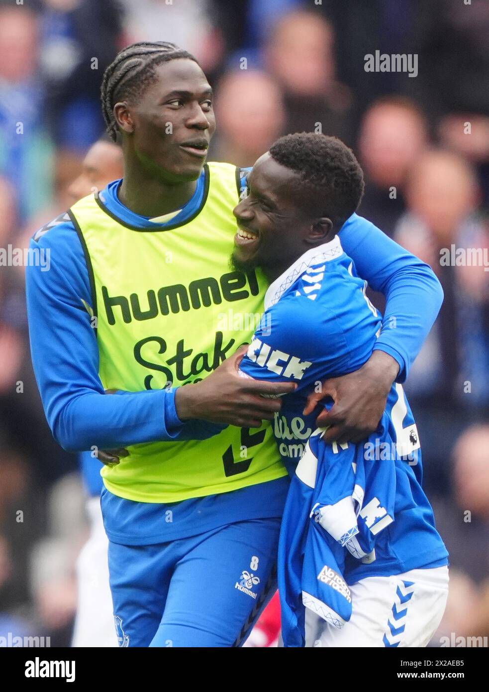 Amadou Onana d'Everton (à gauche) et Idrissa Gueye d'Everton (à droite) après la victoire de son équipe dans le match de premier League à Goodison Park, Liverpool. Date de la photo : dimanche 21 avril 2024. Banque D'Images