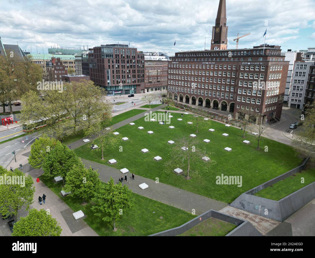 Der Domplatz und Hammaburg-Platz in der Hamburger Innenstadt, hinten die Bischofsburg an der Domstraße, links alter Fischmarkt, rechts das Pressehaus Helmut-Schmidt-Haus an der Buceriusstraße bzw. AM Speersort, Hambourg 21.4.2024 *** Domplatz et Hammaburg Platz dans le centre-ville de Hambourg, derrière Bischofsburg sur Domstrasse, à gauche Alter Fischmarkt, à droite le bâtiment de presse Helmut Schmidt Haus sur Buceriusstrasse ou Speersort, Hambourg 21 4 2024 Banque D'Images