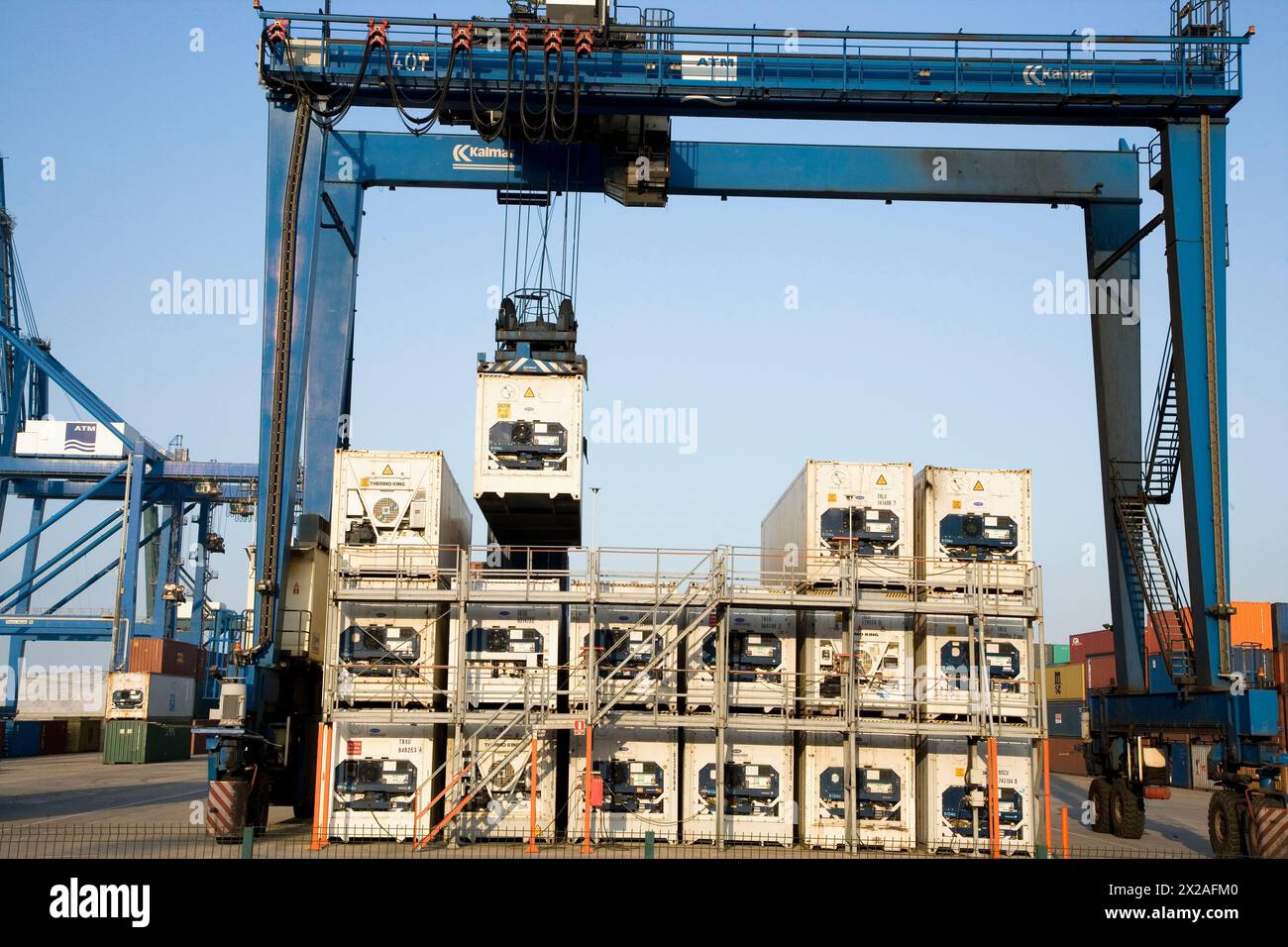 Loading reefers, Port de Bilbao, Santurtzi. Gascogne, Pays Basque, Espagne Banque D'Images