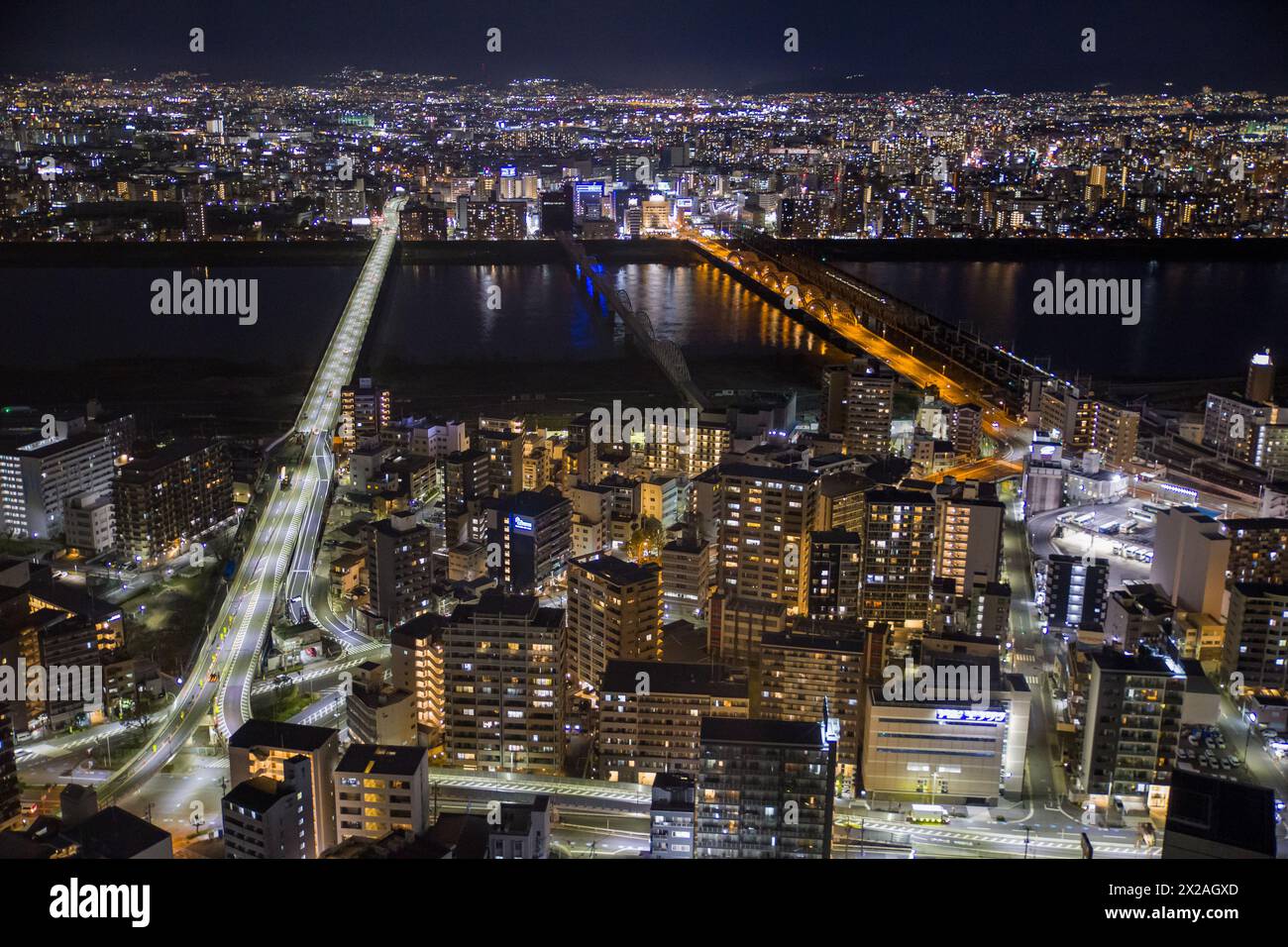 Vue sur les gratte-ciel d'Osaka la nuit Banque D'Images