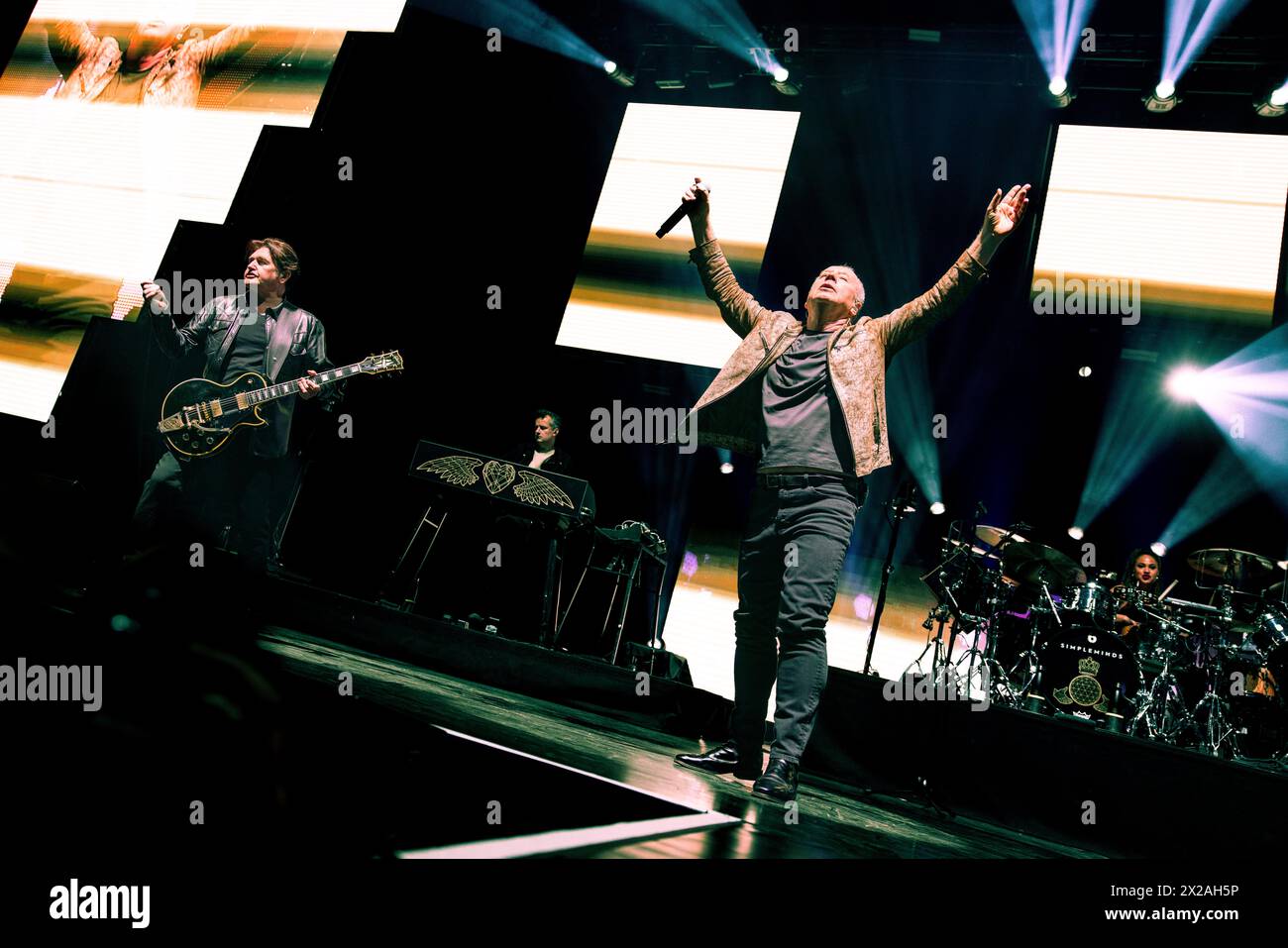 Milan, Italie. 20 avril 2024. Le groupe de rock écossais simple Minds se produit en concert au Forum Assago à Milan, en Italie, le 20 avril 2024 (photo de Maria Laura Arturi/NurPhoto) crédit : NurPhoto SRL/Alamy Live News Banque D'Images