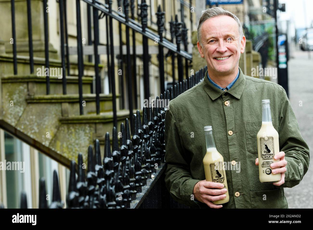 Sur la photo, Paul Crawford, fondateur de Panther M*lk, fournira le premier cocktail au monde à base de lait d’avoine aux magasins Asda Scotland. C’est le sapin de la marque Banque D'Images