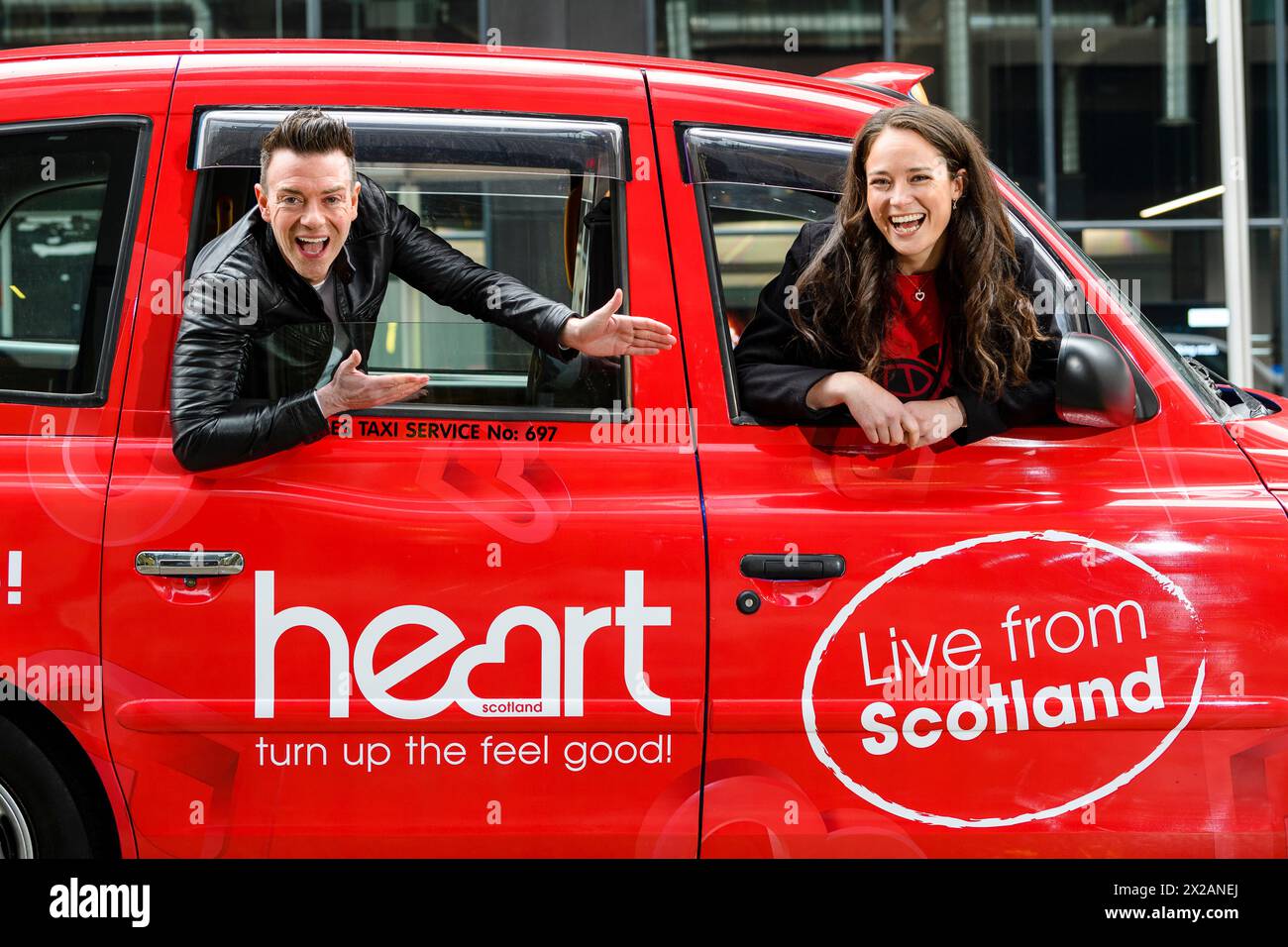 Des Clarke et Jennifer Reoch sont arrivées ce matin au Glasgow Broadcast Centre de Global pour présenter leur nouveau petit déjeuner-spectacle sur Heart Scotland. Le soutien-gorge Banque D'Images