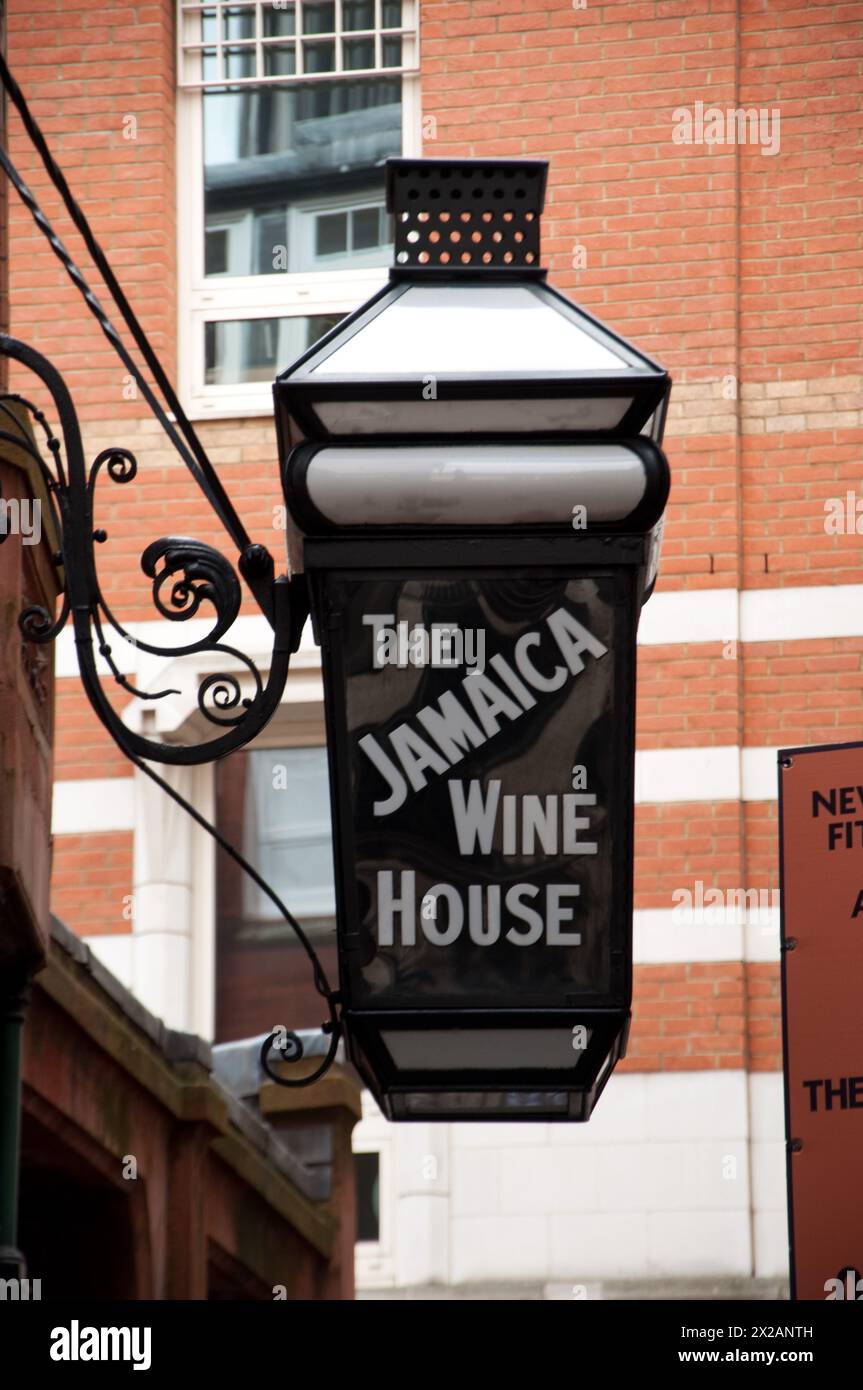 The Jamaica Wine House, St Michael's Alley, City of London, Londres, Royaume-Uni - anciennement connu sous le nom de Pasqua Rosee's Head et a été le premier café de Londres. Banque D'Images