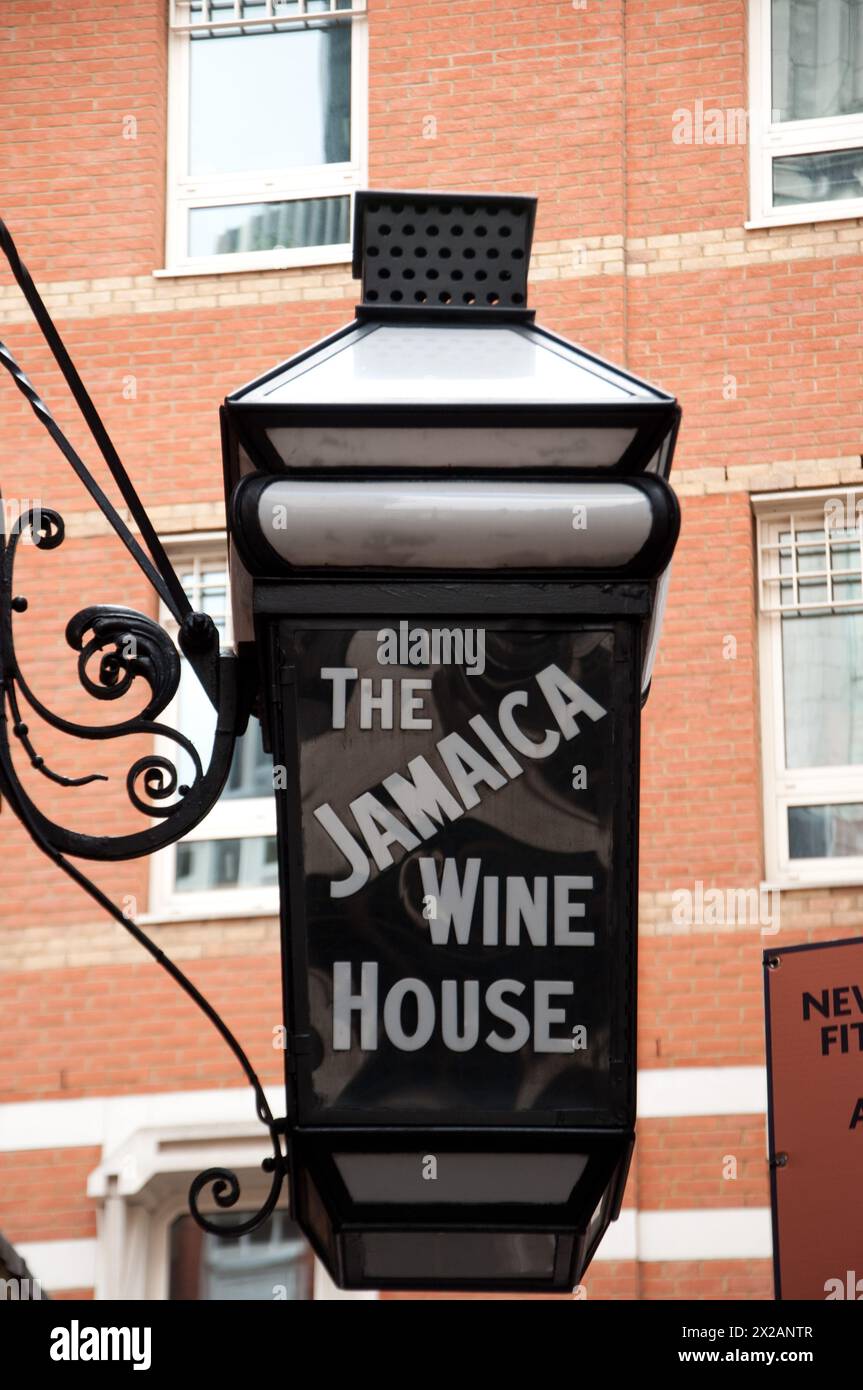 The Jamaica Wine House, St Michael's Alley, City of London, Londres, Royaume-Uni - anciennement connu sous le nom de Pasqua Rosee's Head et a été le premier café de Londres. Banque D'Images