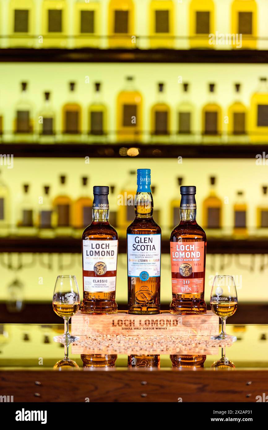 Loch Lomond Group le Loch Lomond Group lève un verre avant Burns Night après que trois de ses nouvelles lignes de whisky ont été cotées en plus de 50 Banque D'Images