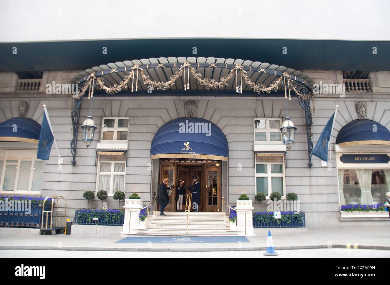 Le Ritz London est un hôtel de luxe 5 étoiles situé au 150 Piccadilly à Londres, en Angleterre. Symbole de la haute société et du luxe, l'hôtel est très célèbre. Banque D'Images