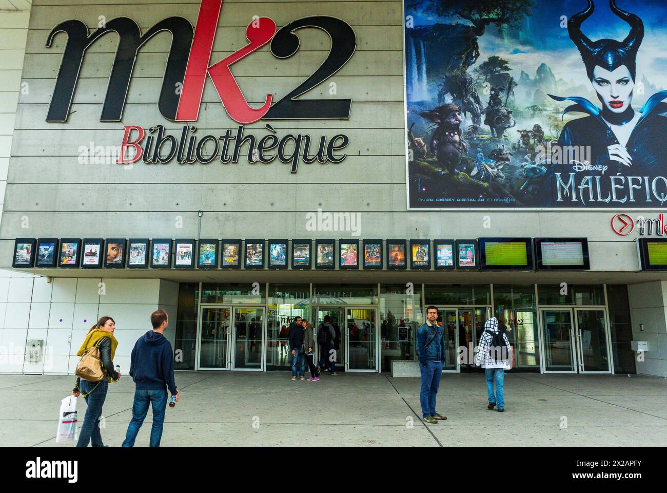 Paris, France, Front, affiches de cinéma françaises, 13ème arrondissement, MK2 Bibliotheque Cinéma, foule, extérieur, entrée du théâtre Banque D'Images