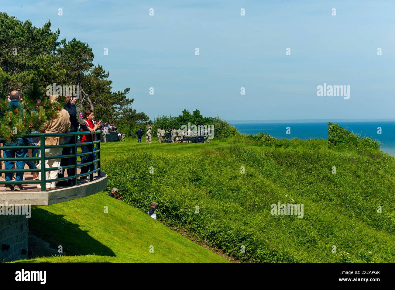 Ouistreham, touristes visitant Sword Beach, Normandie, France, 70ème anniversaire du d-Day invasion Beach site, Stock photo Banque D'Images