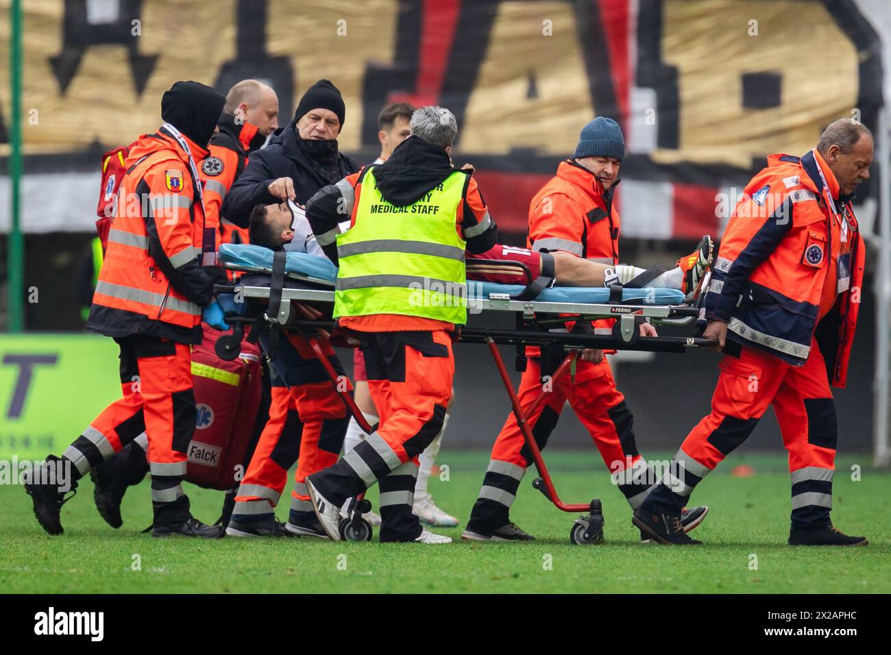 Lodz, Pologne. 21 avril 2024. Les sauveteurs médicaux et Dani Ramirez de LKS sont vus lors du match de la Ligue polonaise PKO Ekstraklasa entre LKS Lodz et Lech Poznan au stade municipal de Wladyslaw Krol. Crédit : Mikołaj Barbanell/Alamy Live News crédit : Mikołaj Barbanell/Alamy Live News Banque D'Images