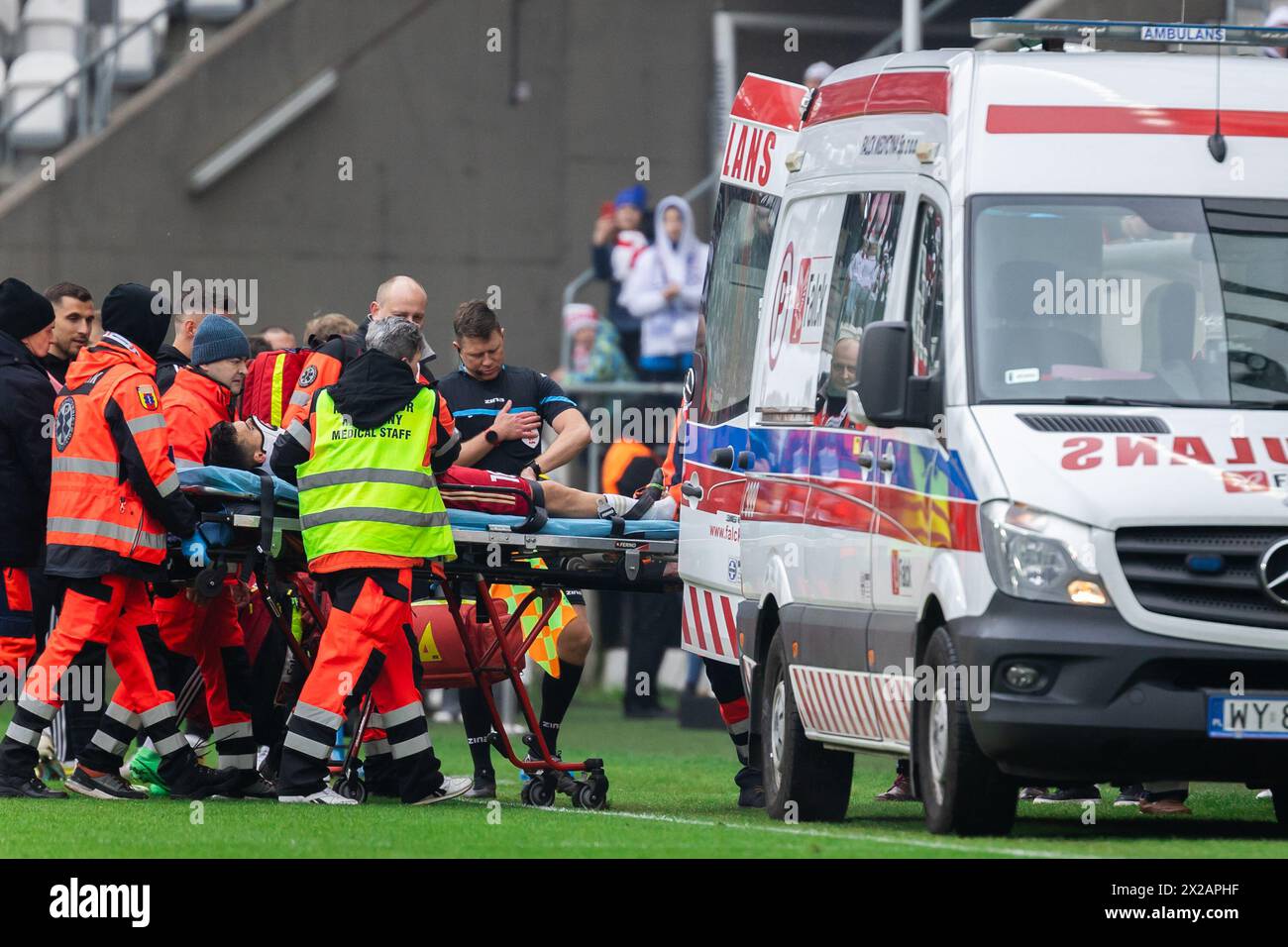 Lodz, Pologne. 21 avril 2024. Les sauveteurs médicaux et Dani Ramirez de LKS sont vus lors du match de la Ligue polonaise PKO Ekstraklasa entre LKS Lodz et Lech Poznan au stade municipal de Wladyslaw Krol. Crédit : Mikołaj Barbanell/Alamy Live News crédit : Mikołaj Barbanell/Alamy Live News Banque D'Images