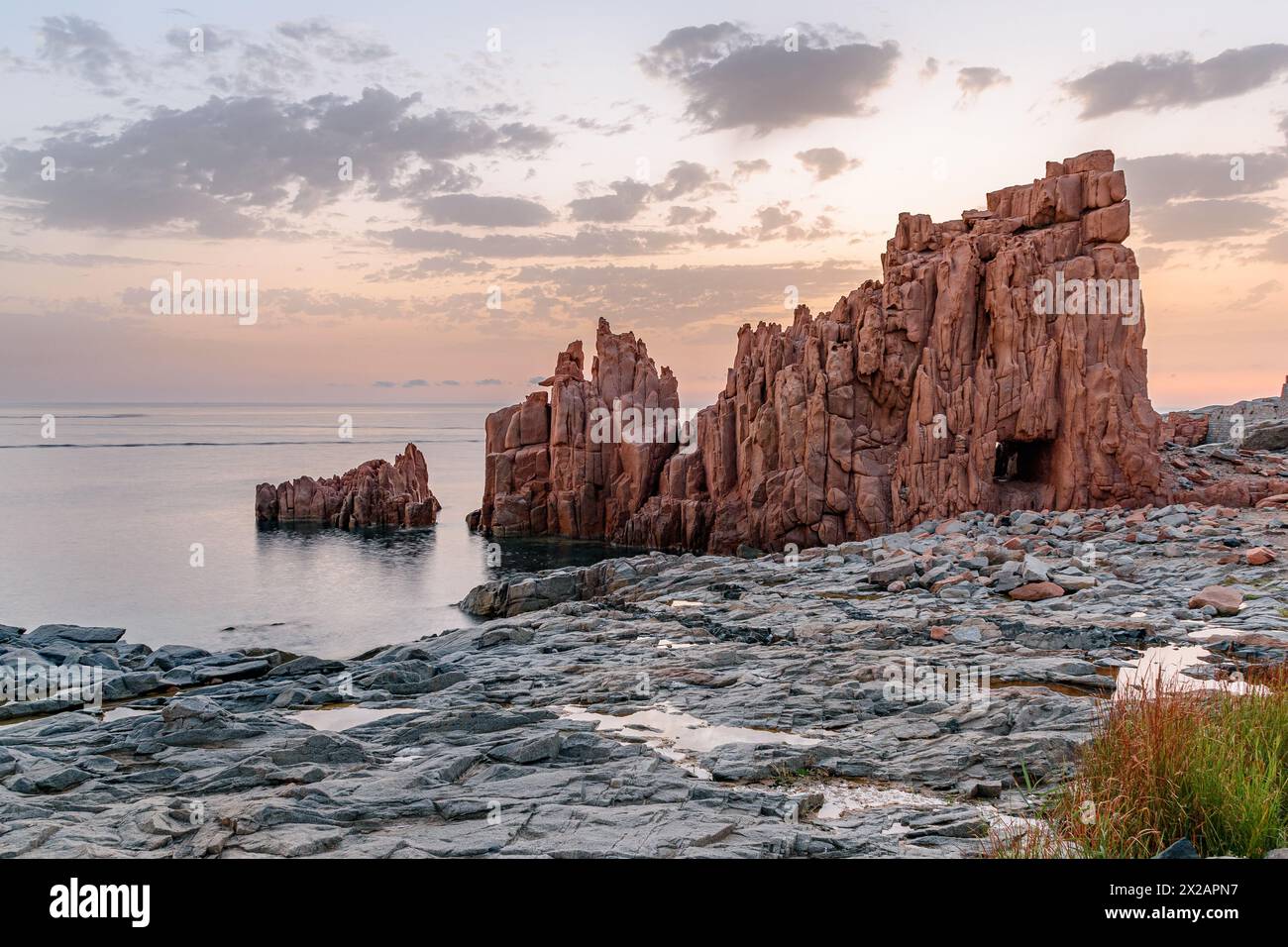 Caractéristique géologique appelée Rocce Rosse (roches rouges) à Arbatax au lever du soleil ; côte est de la Sardaigne, Italie Banque D'Images