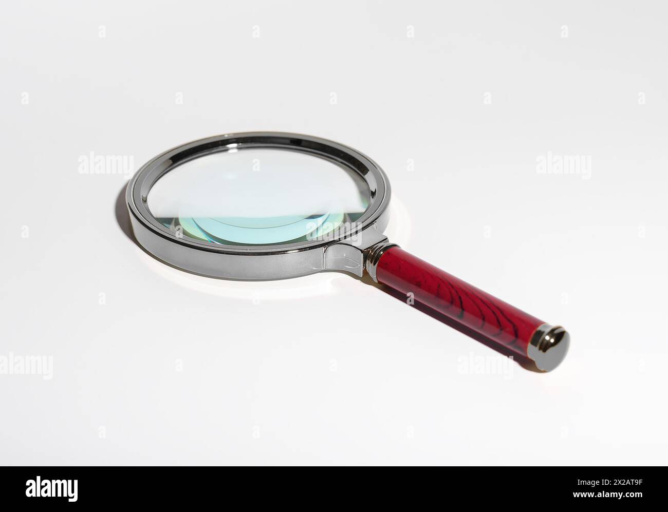 Outil de loupe pour la recherche et l'examen minutieux. Lentille en verre transparent pour une analyse détaillée. Concept commercial de trouver et d'explorer. Zoomez sur i. Banque D'Images