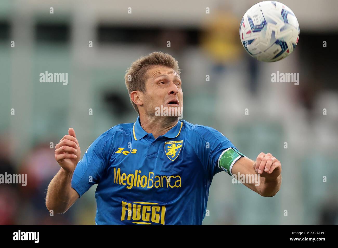 Turin, Italie. 21 avril 2024. Simone Romagnoli de Frosinone Calcio se concentre sur le ballon lors du match de Serie A au Stadio Grande Torino, Turin. Le crédit photo devrait se lire : Jonathan Moscrop/Sportimage crédit : Sportimage Ltd/Alamy Live News Banque D'Images