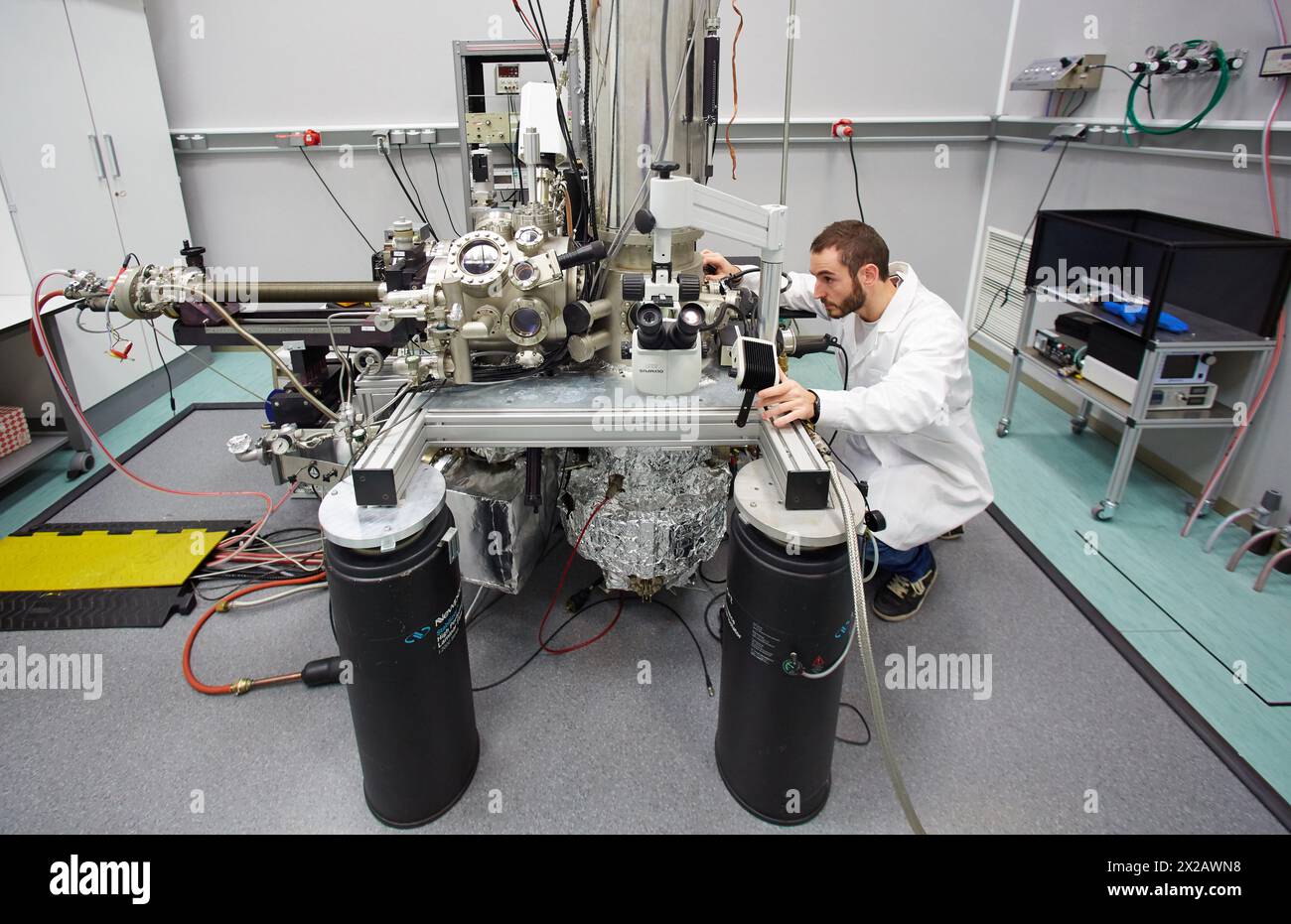 Recherche pour étudier les lois du magnétisme, de l'optique et de l'électronique à l'échelle des atomes et des molécules. Microscopie à sonde à balayage basse température à Banque D'Images