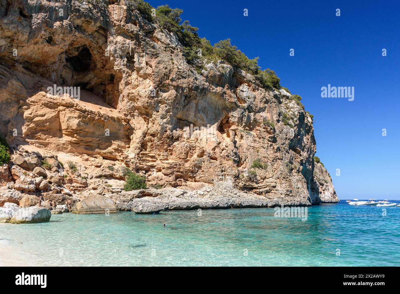 La côte falaise et la mer à Cala Biriala, une baie dans le golfe d'Orosei dans l'est de la Sardaigne Banque D'Images