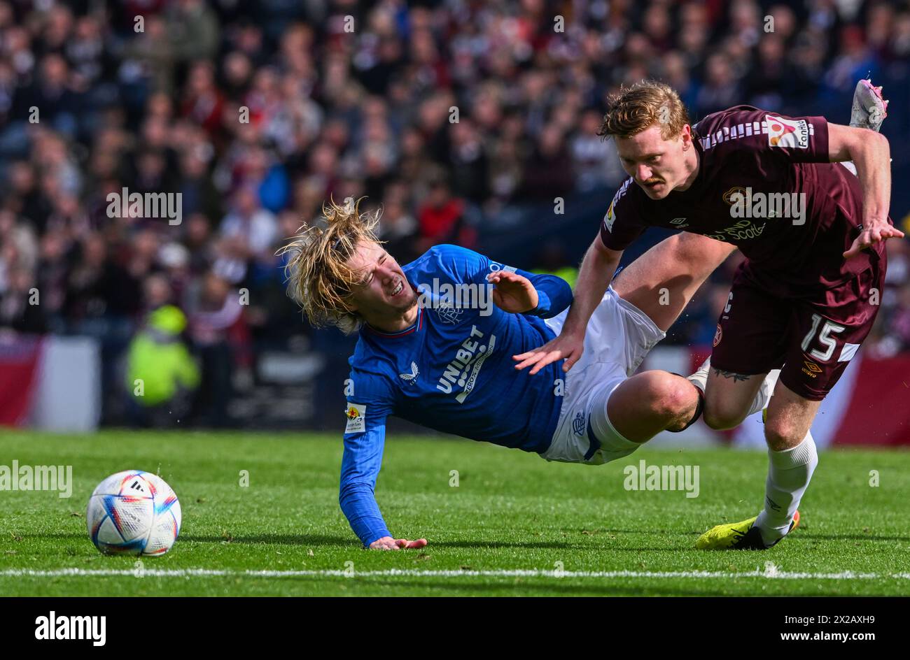 Glasgow, Royaume-Uni. 21 avril 2024. Todd Cantwell des Rangers et Key Rowles of Hearts lors de la demi-finale de la Coupe d'Écosse à Hampden Park, Glasgow. Le crédit photo devrait se lire : Neil Hanna/Sportimage crédit : Sportimage Ltd/Alamy Live News Banque D'Images