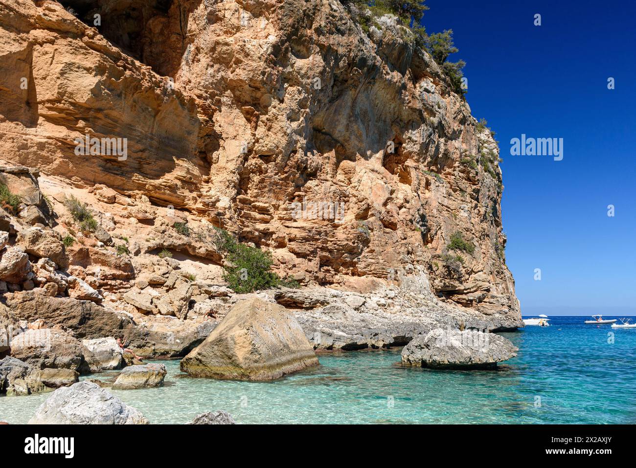 La côte falaise et la mer à Cala Biriala, une baie dans le golfe d'Orosei dans l'est de la Sardaigne Banque D'Images