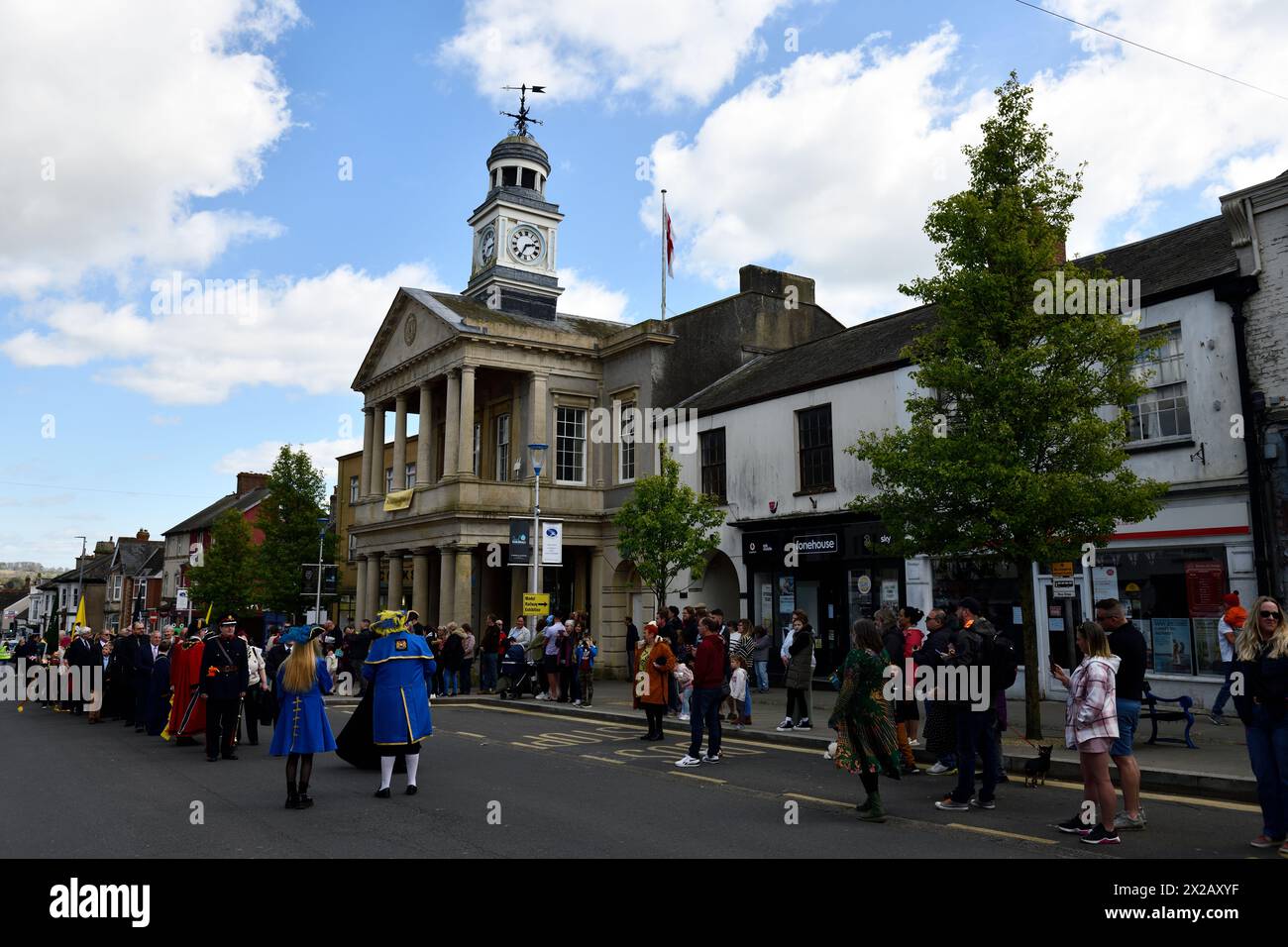 Chard, Somerset, Royaume-Uni. 21 avril 2024. Cris de la ville menant la parade devant le Guildhall sur Fore Street dimanche 21 avril 2024 crédit : Melvin Green / Alamy Live News crédit : MELVIN GREEN / Alamy Live News Parade Saint Georges Day Walking Too Saint Marys Church for a Service. Banque D'Images