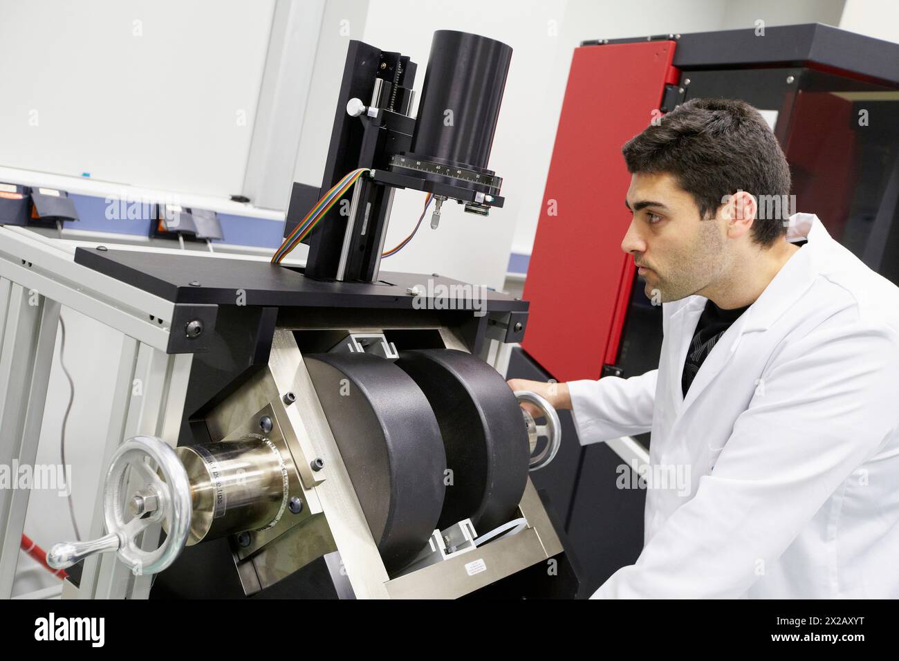 Magnétomètre à échantillon vibrant MicroMag VSM, laboratoire de caractérisation physique avancée, CIC nanoGUNE, Centre de recherche coopérative Nano science, Don Banque D'Images