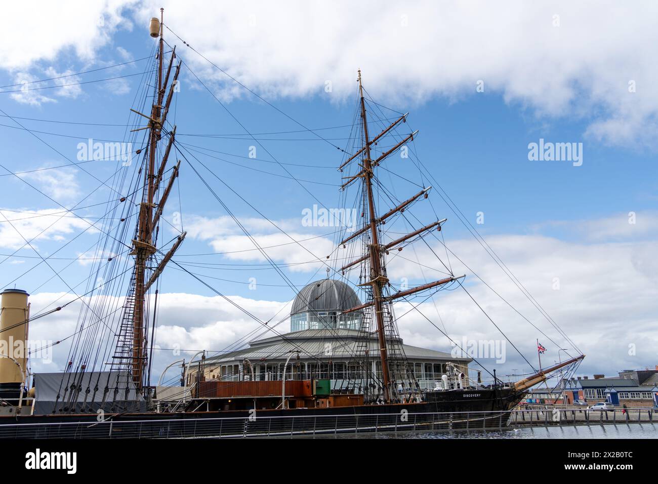 Le voilier RRS Discovery at Discovery point Museum, un monument de la ville de Dundee, en Écosse, au Royaume-Uni Banque D'Images