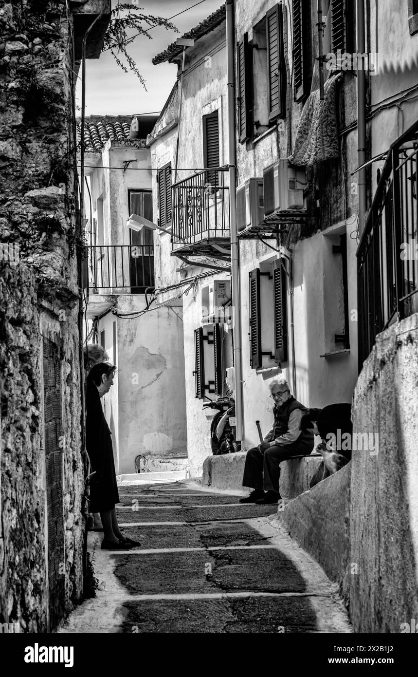 Rues du vieux Pelekas, Corfou, Grèce. Octobre 2022 Banque D'Images