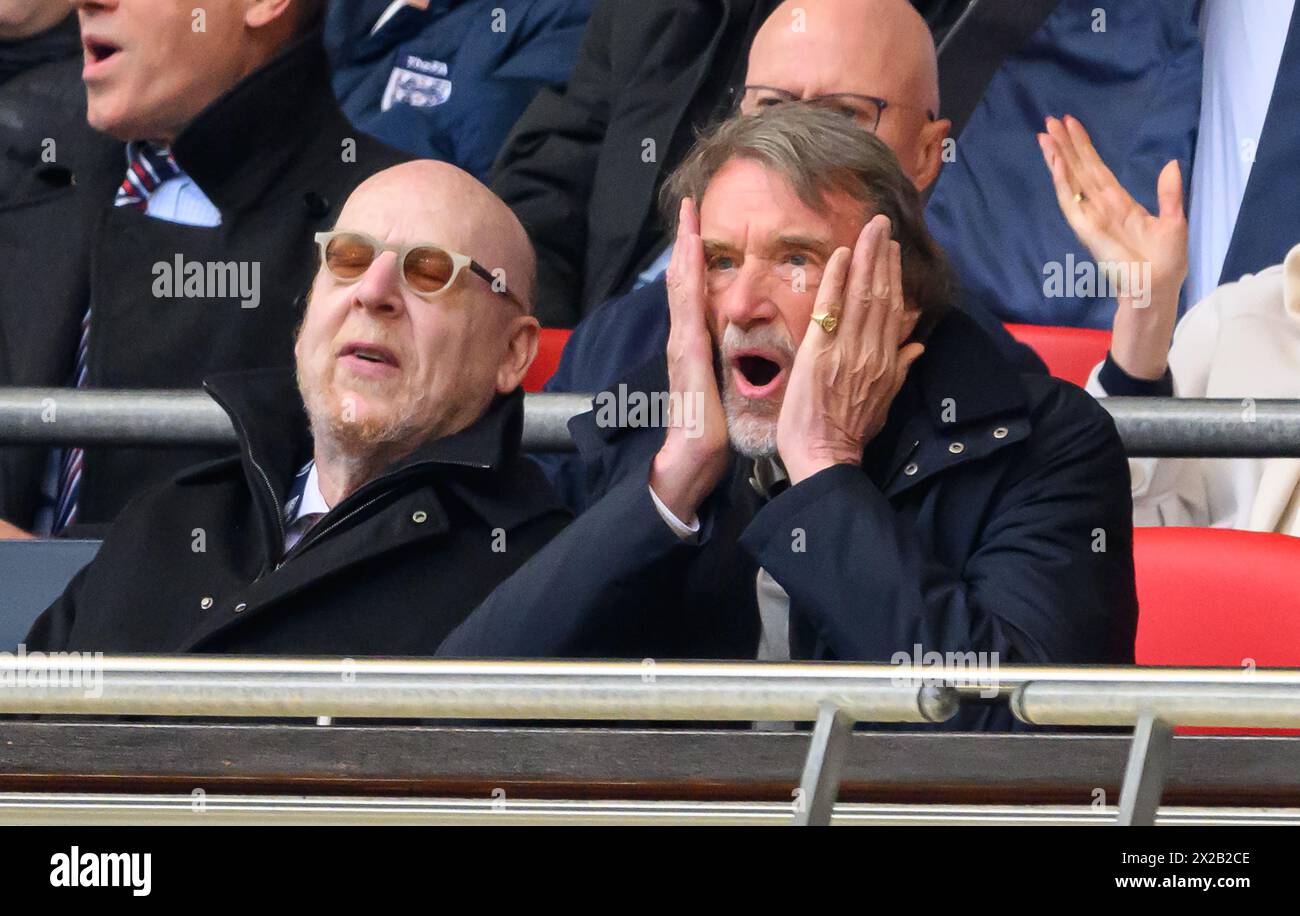 Londres, Royaume-Uni. 21 avril 2024. Manchester United v Coventry City - demi-finale de la FA Cup - Wembley. Sir Jim Ratcliffe et Avram Glazer, copropriétaires de Manchester United, regardent pendant le match à Wembley. Crédit photo : Mark pain / Alamy Live News Banque D'Images