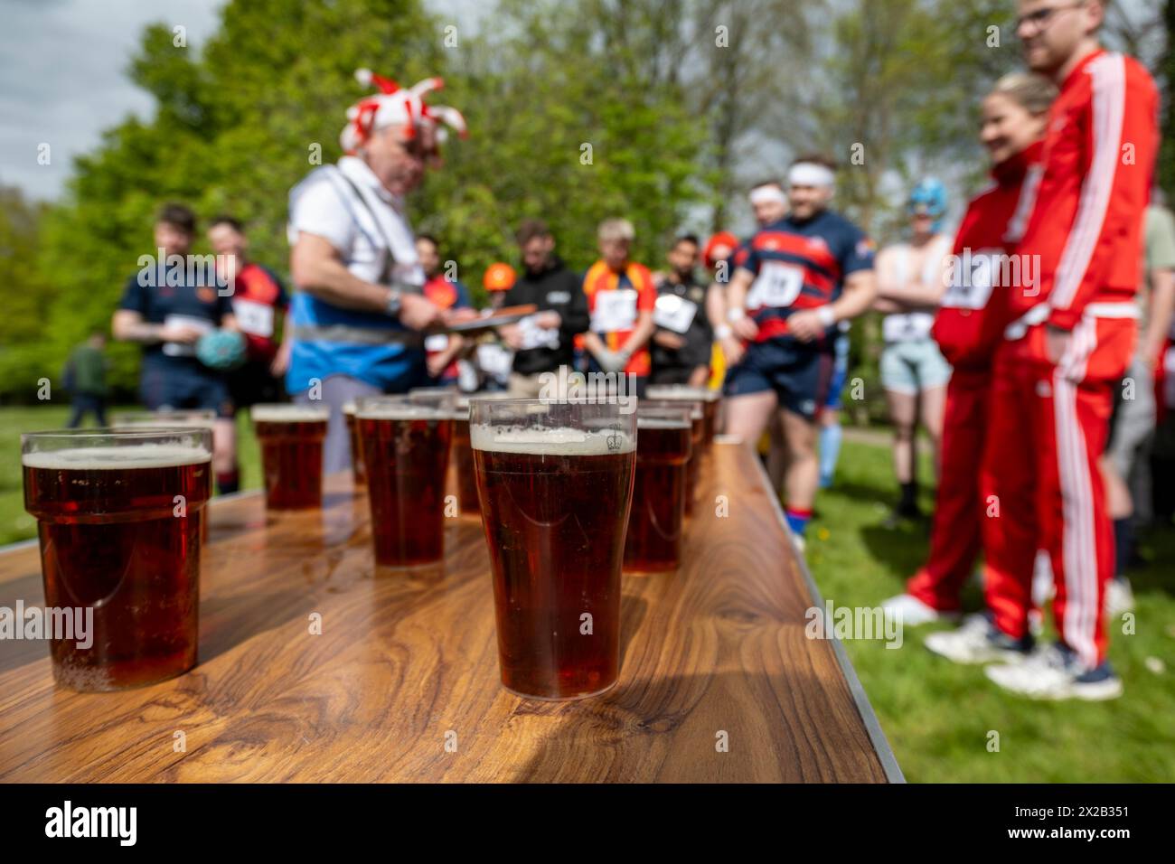 Londres, Royaume-Uni. 21 avril 2024. La première station de bière pendant la « Ye Olde Wheelbarrow Race » à Pinner, au nord-ouest de Londres. L’événement recueille des fonds pour des œuvres de bienfaisance et fait partie des célébrations de la Saint-Georges de la ville. Credit : Stephen Chung / Alamy Live News Banque D'Images