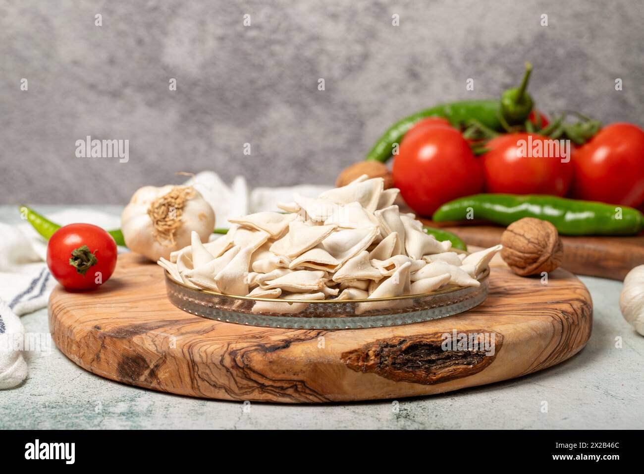 Raviolis congelés. Délicieux raviolis non cuits dans un bol Banque D'Images