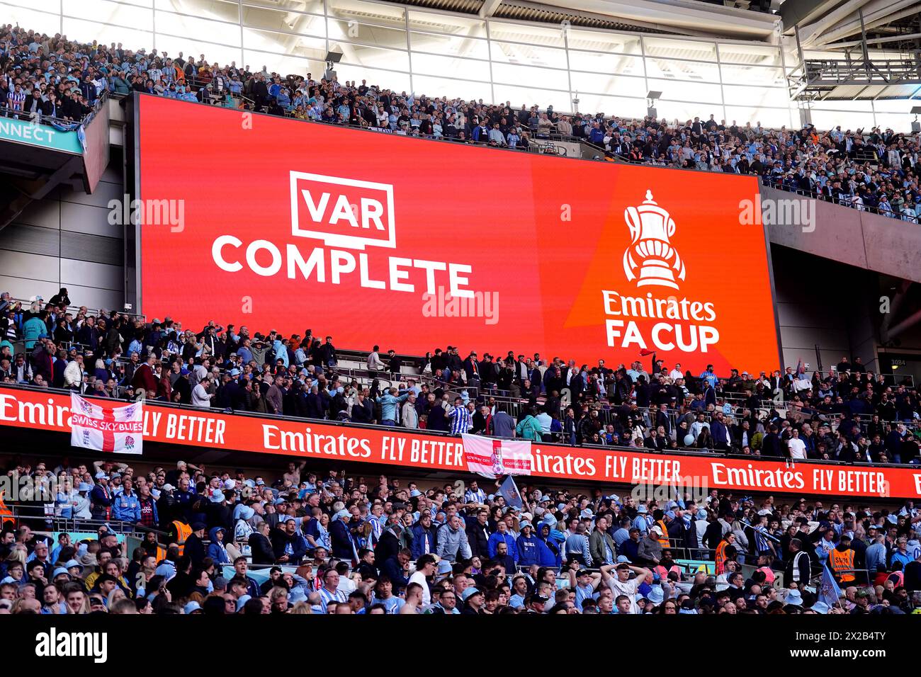 Les fans de Coventry City attendent un VAR check pour le quatrième but de leur équipe du match avant qu'il ne soit exclu pour hors-jeu lors de la demi-finale de la Coupe de football Emirates FA au stade de Wembley, à Londres. Date de la photo : dimanche 21 avril 2024. Banque D'Images