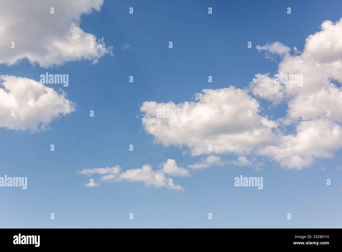 Fond de ciel bleu d'air froid d'hiver avec des nuages blancs moelleux. Banque D'Images