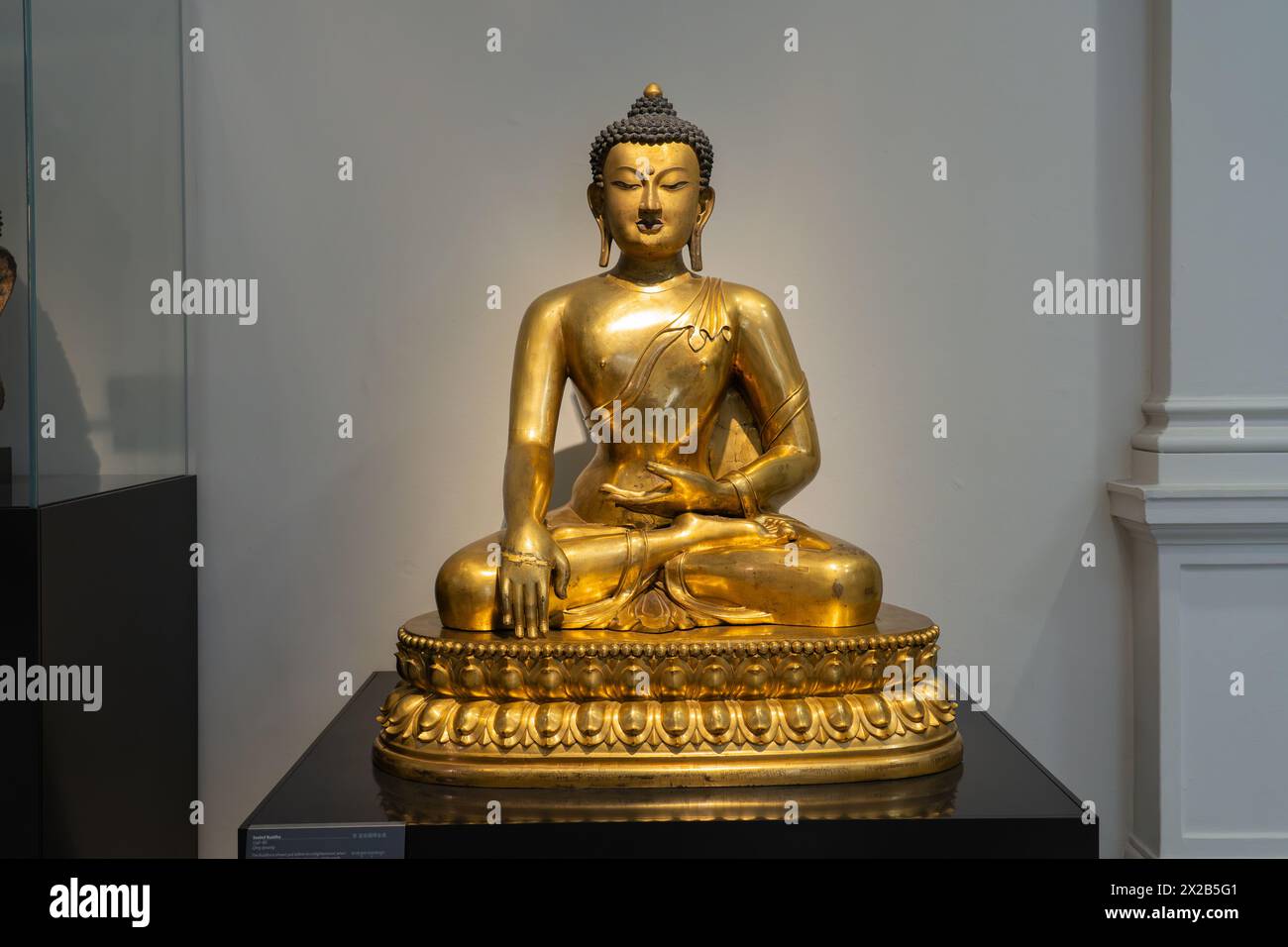 Bouddha assis 1736-86 dynastie Qing en cuivre doré, de Chine ou du Tibet, au V&A Museum, Londres. Le Bouddha est montré juste avant l'illumination Banque D'Images