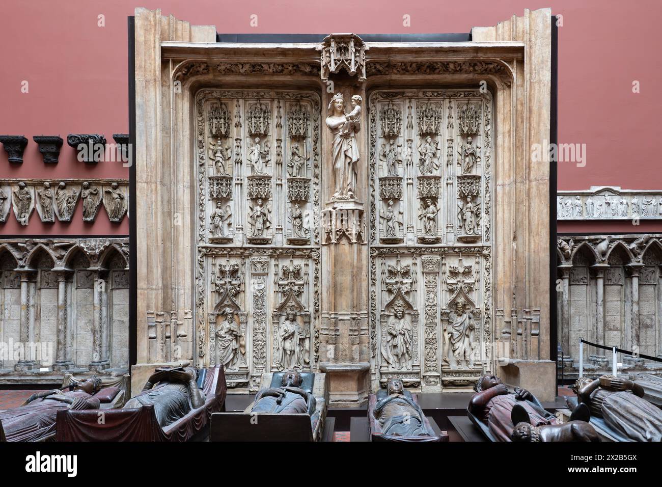 Plâtre coulé par un artiste inconnu. Portal, 1477-1505. Reproduction de la moitié inférieure des principales portes occidentales de la cathédrale d'Aix. V&A Museum, Londres, Royaume-Uni Banque D'Images