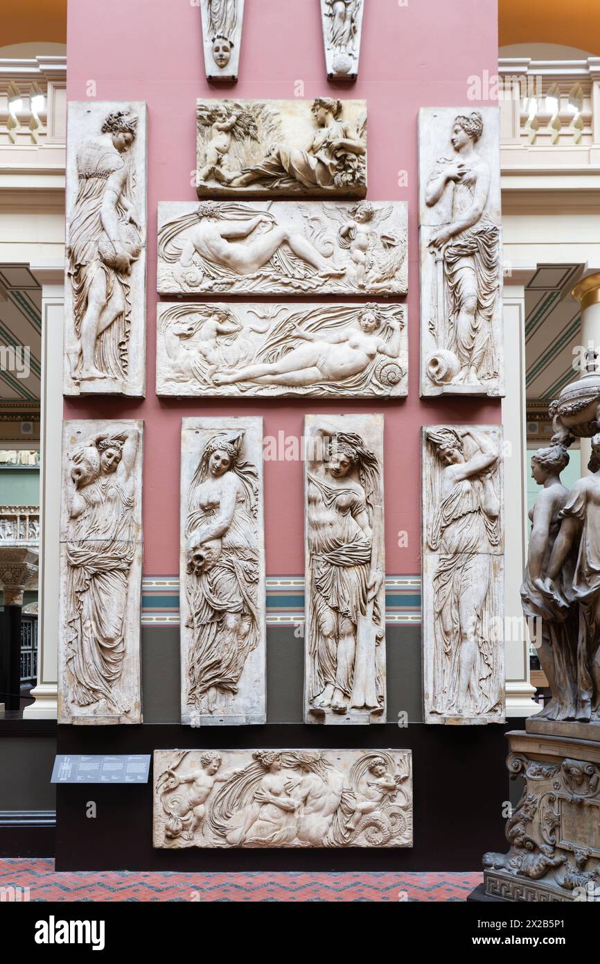 Reproductions en plâtre de reliefs en pierre de nymphes d'eau et de putti 1547-49. Top - casting de l'été, par Clodion (Claude Michel) 1772 Banque D'Images