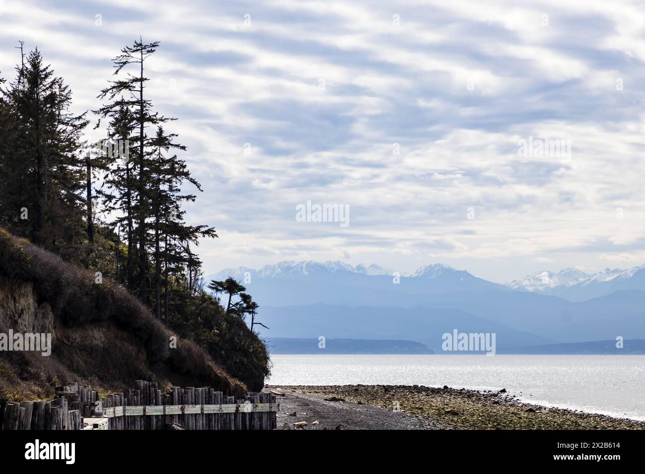 Rivage rocheux, arbres, puget Sound et montagnes à la réserve aquatique Smith Island sur Whidbey Island WA Banque D'Images
