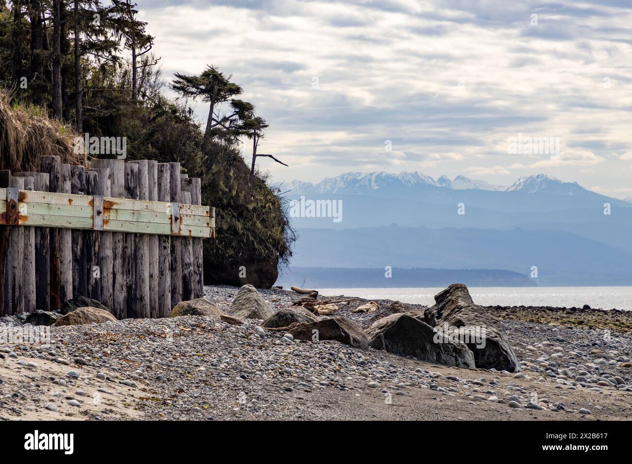 Rivage rocheux, arbres, puget Sound et montagnes à la réserve aquatique Smith Island sur Whidbey Island WA Banque D'Images