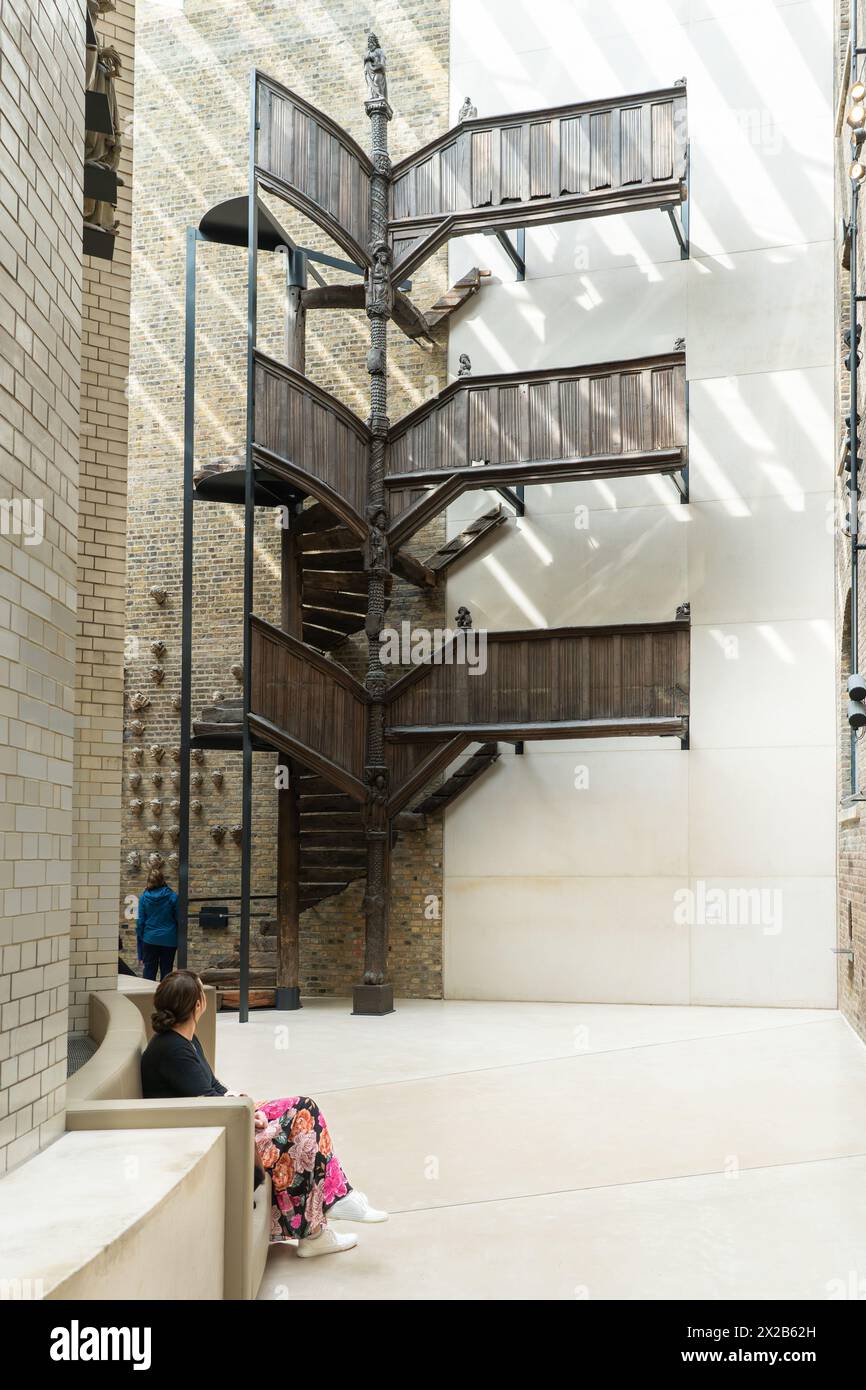 Vaste escalier en chêne avec trois paliers depuis une maison de ville à Morlaix, Bretagne, dans la galerie éclairée par le jour du Victoria and Albert Museum, Londres Banque D'Images