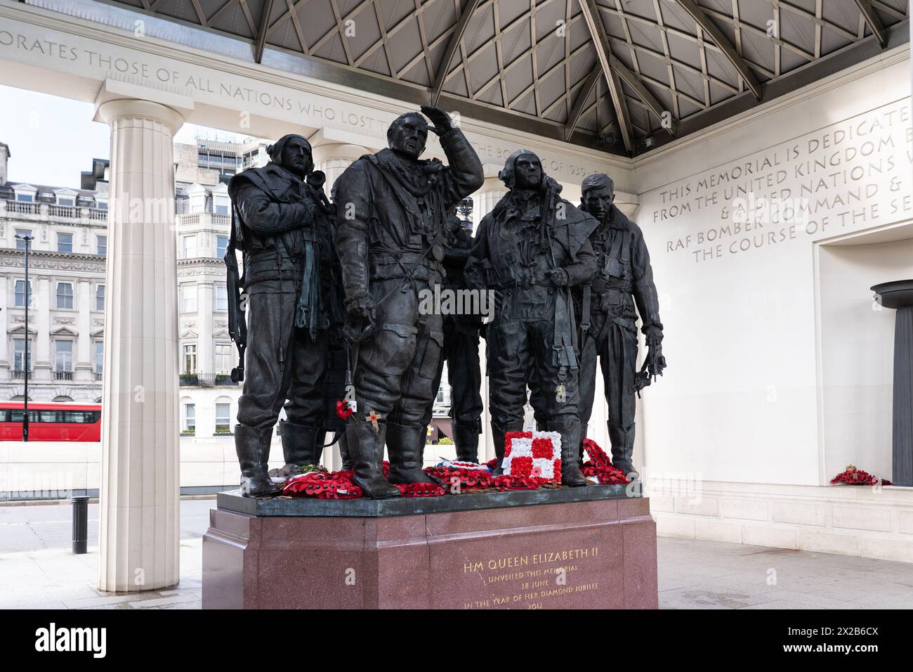 Monument commémoratif du Bomber Command avec des statues en bronze représentant les 55 573 aviateurs du Bomber Command qui ont perdu la vie dans la seconde Guerre mondiale Green Park, Londres Banque D'Images