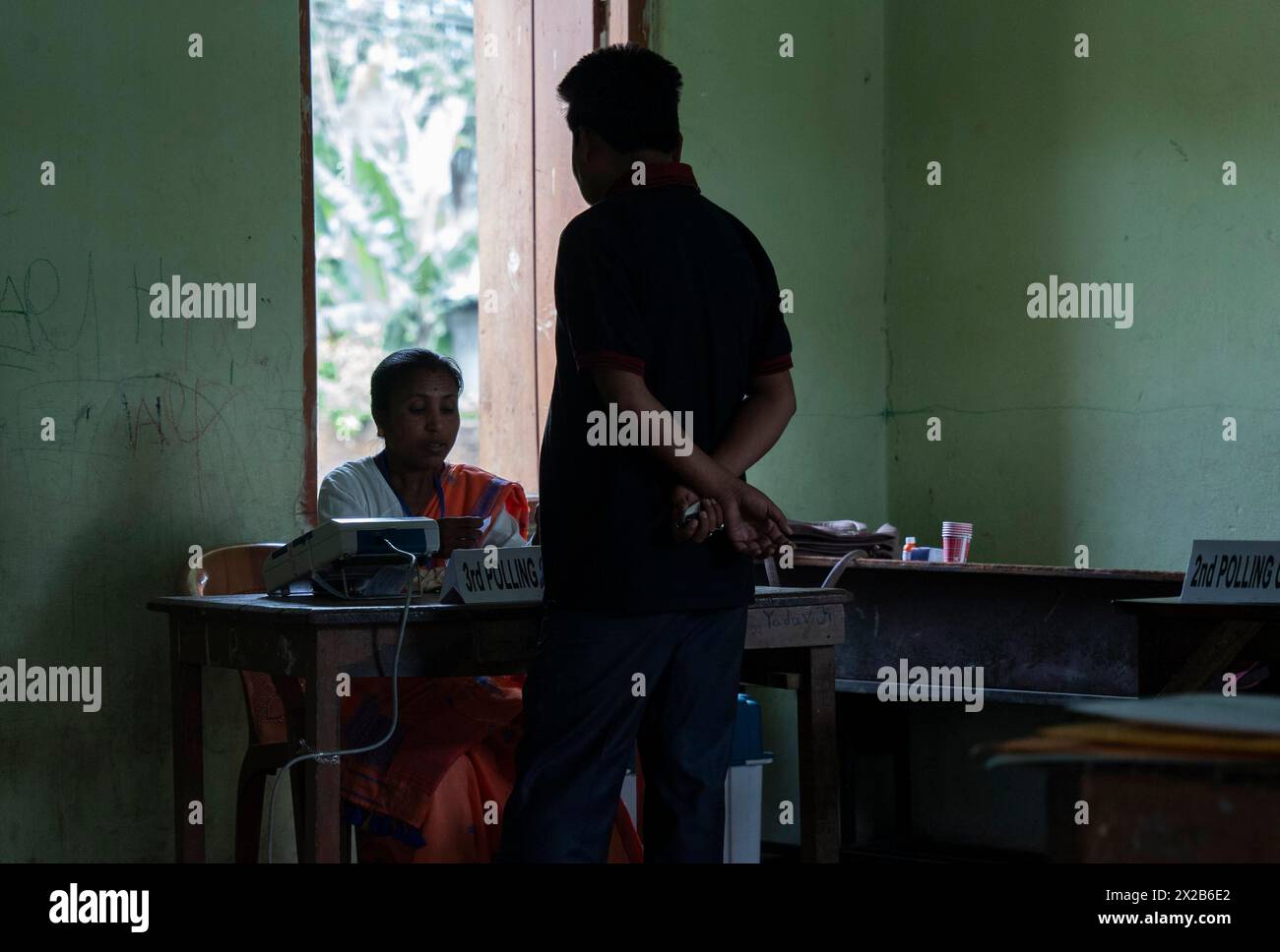 BOKAKHAT, INDE, 19 AVRIL : électeurs à un bureau de vote pour voter pendant la première phase des élections générales en Inde le 19 avril 2024 i Banque D'Images