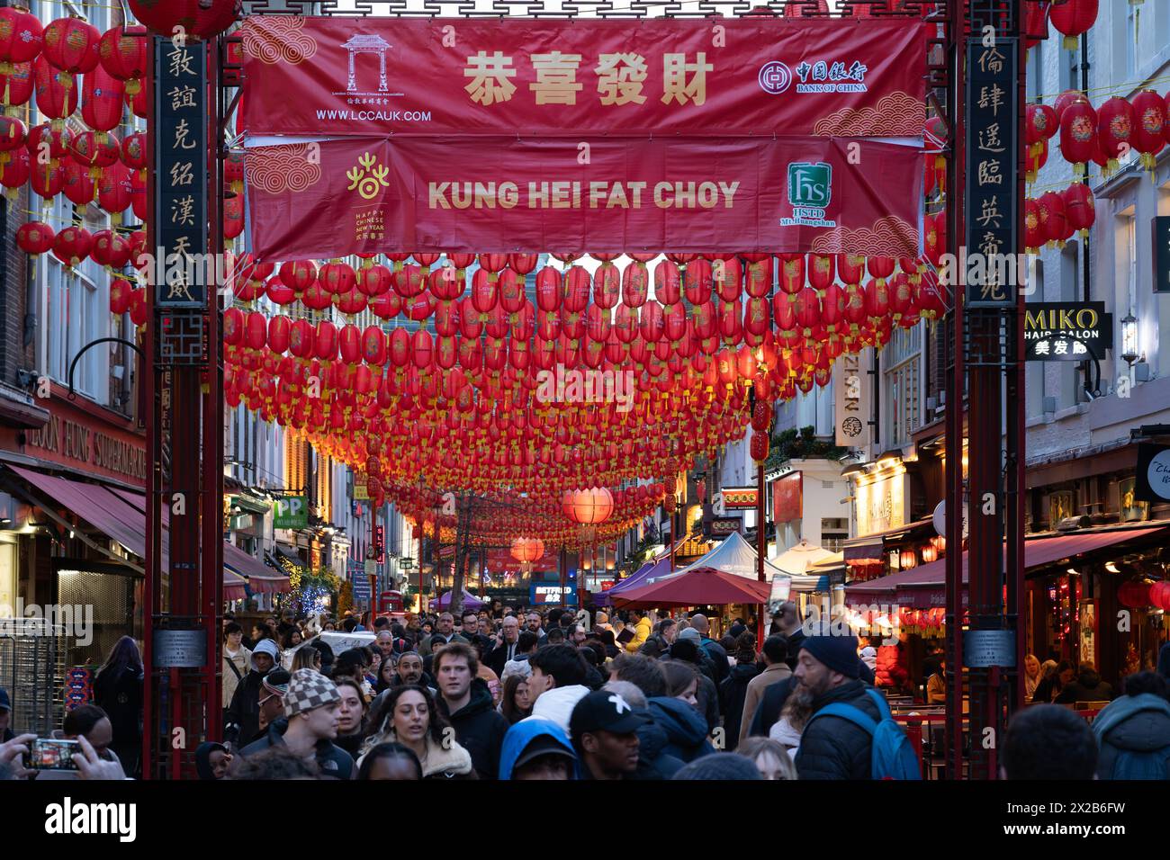 Une bannière du nouvel an chinois et des touristes sur Gerrard Street, le centre de Chinatown, une enclave ethnique dans la ville de Westminster, Londres. Angleterre Banque D'Images