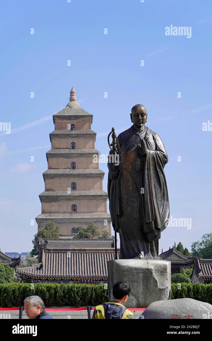 Grande pagode de l'oie sauvage, pagode, Yanta, Xian, Shaanxi, Chine, Asie, Une statue devant la grande pagode historique de l'oie sauvage sous un ciel dégagé Banque D'Images