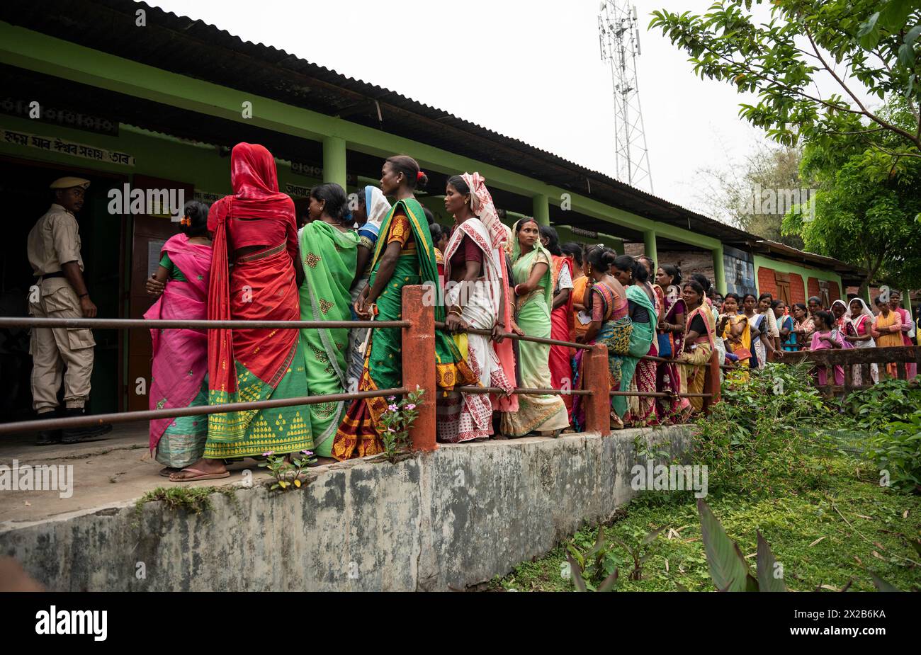 BOKAKHAT, INDE, 19 AVRIL : les électeurs font la queue à un bureau de vote pour voter pendant la première phase des élections générales en Inde le 19 avril Banque D'Images