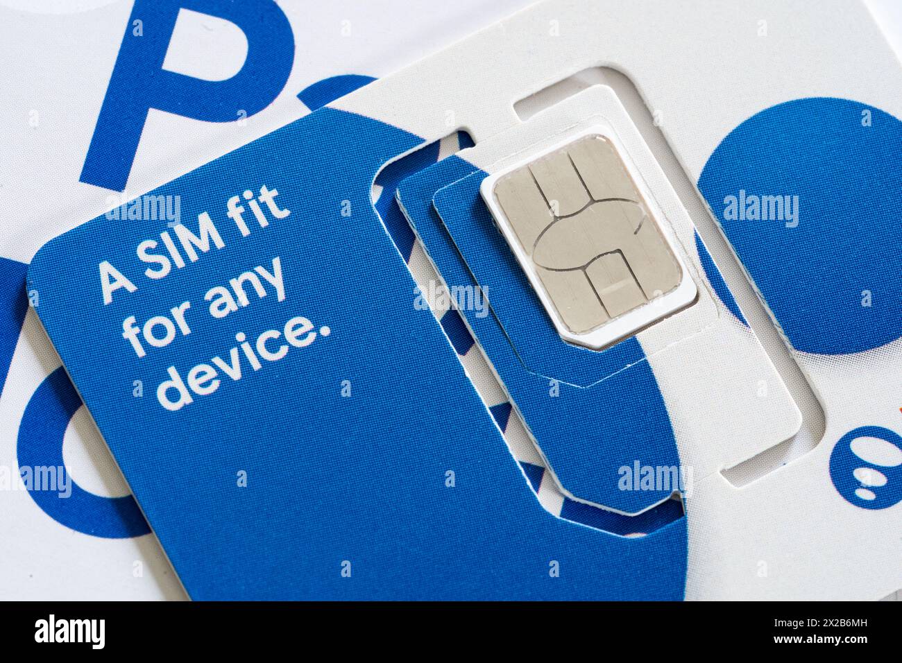 Gros plan sur une carte nano sim amovible universelle et un adaptateur pour smartphone, fournis par Tesco Mobile, Angleterre Banque D'Images