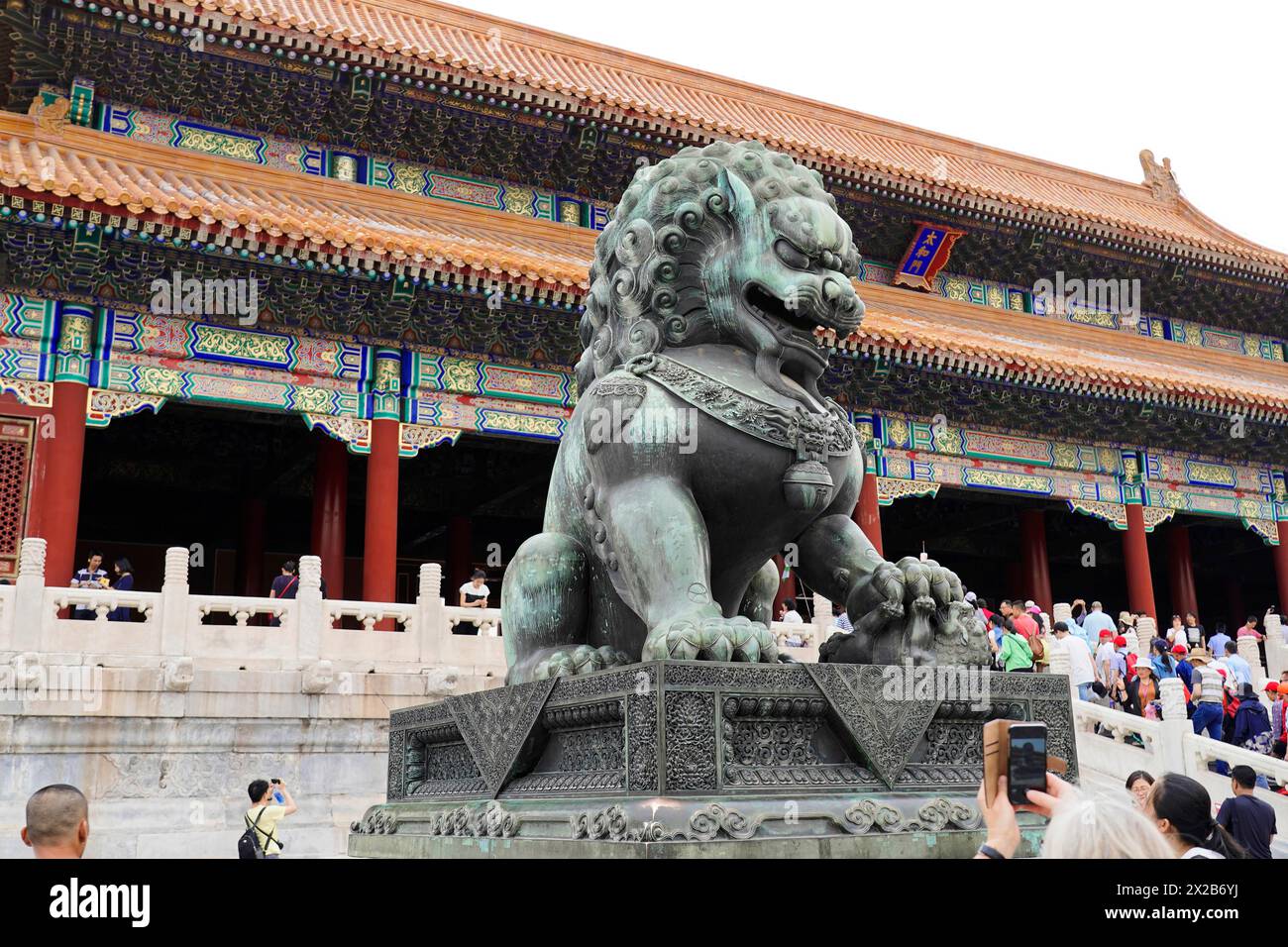 Chine, Pékin, Cité interdite, site du patrimoine mondial de l'UNESCO, sculpture traditionnelle en pierre d'un lion devant le Palais impérial Banque D'Images