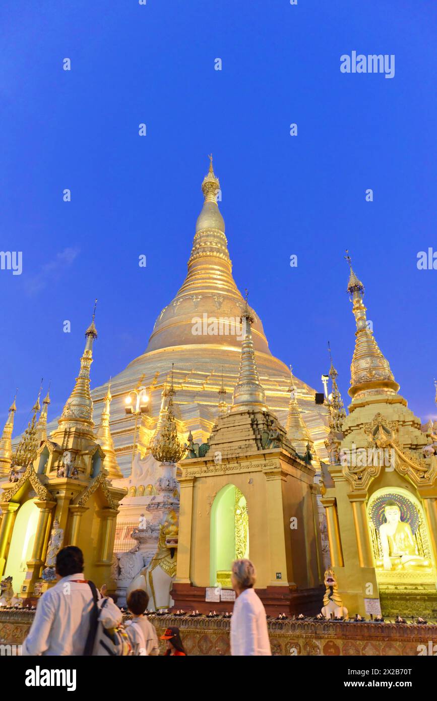 Pagode Shwedagon, Yangon, Myanmar, Asie, les gens se rassemblent à la pagode Shwedagon comme le crépuscule colore le ciel, Asie Banque D'Images