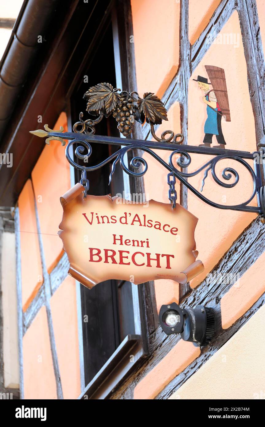 Eguisheim, Alsace, France, Europe, Un signe décoratif d'un domaine viticole 'vins d'Alsace Henri Brecht' sur un mur de maison, Europe Banque D'Images