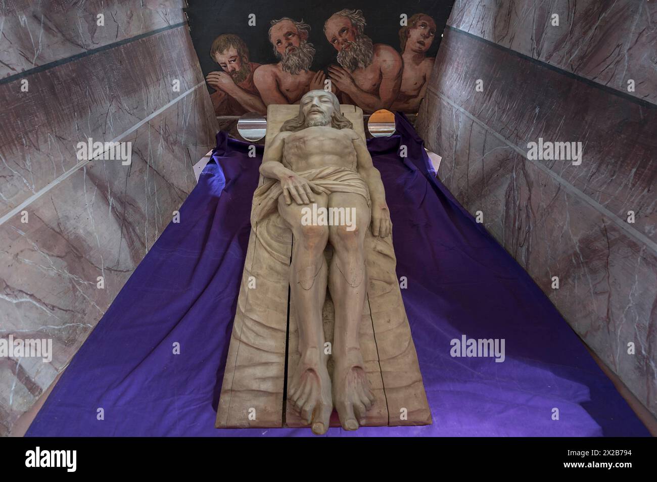 Figure couchée du Christ dans le Saint-Sépulcre, derrière un motif de trois hommes dans le purgatoire, église Saint-Barthélemy, Kleineibstadt, basse-Franconie, B. Banque D'Images