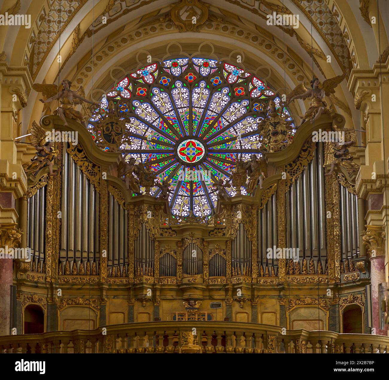 Orgue principal construit vers 1742, la rosace gothique à l'arrière, l'église du monastère St Roch, Ebrach, basse-Franconie, Bavière, Allemagne, Europe Banque D'Images
