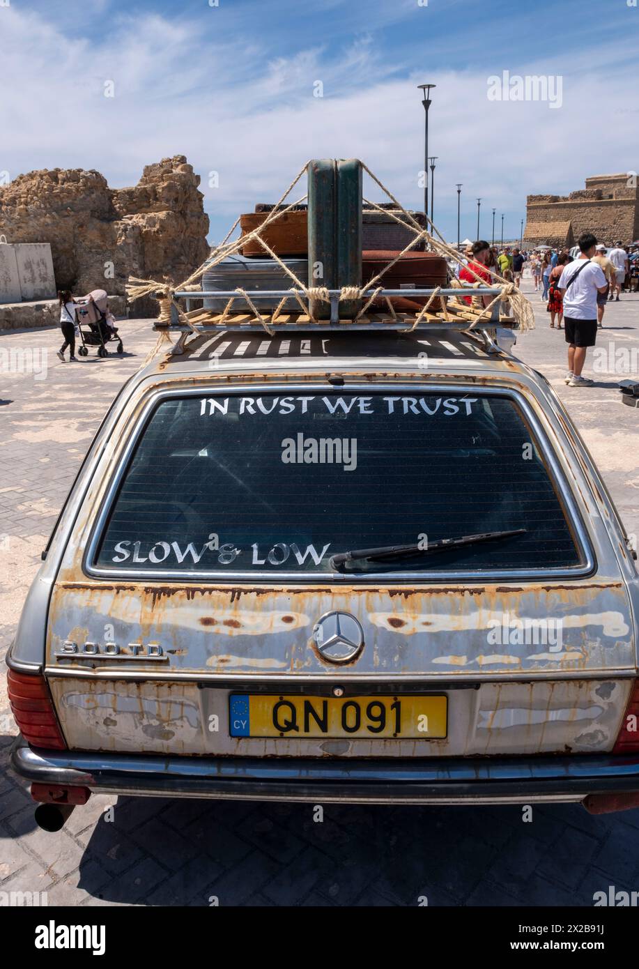 ' Dans la rouille nous faisons confiance' Mercedes 300TD, Paphos Classic Vehicle Club Harbour Show, Paphos, Chypre Banque D'Images